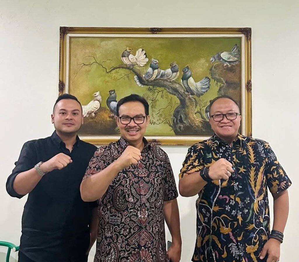 CEO Amartha Corp, Ikhwanus Sofa menggunakan pakaian hitam
